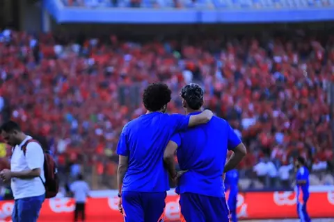 بكاء يشبه الوداع.. أجواء مثيرة في استاد القاهرة قبل لقاء الحسم بين الأهلي وفاركو